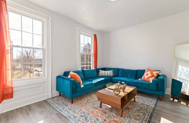 Orange Oasis in East Rock |Free Parking| Near Yale and DT|Large Memory Foam Beds