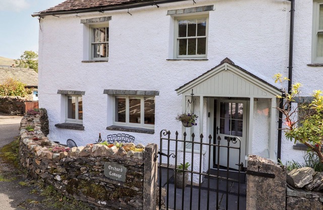ORCHARD COTTAGE, character holiday cottage in Troutbeck