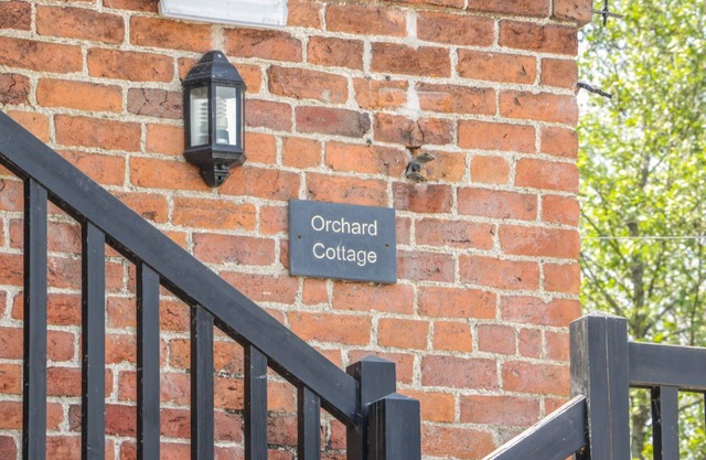 ORCHARD COTTAGE, pet friendly, character holiday cottage in Kerry