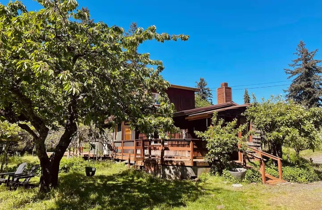 Orchard Farmhouse on Camano Island with WiFi/Ocean View/Fire Pit/Laundry