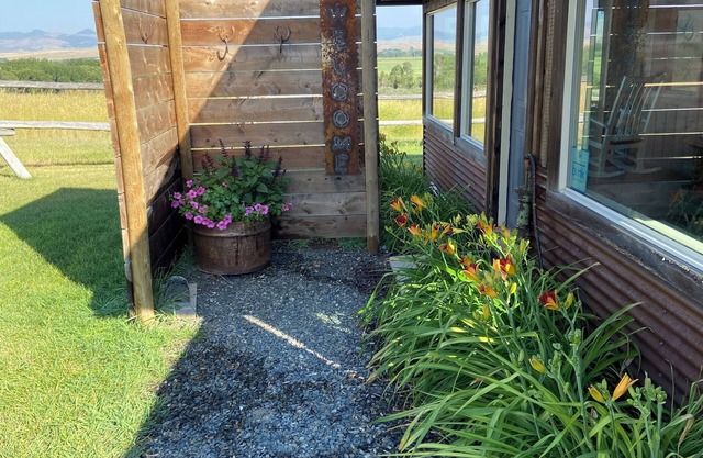 Orchard House On The Jefferson River Close to Renova Hot Spring & Copper K Barn