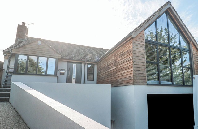 ORCHARD LEIGH, family friendly, with hot tub in North Petherton