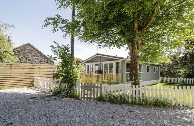 ORCHARD LODGE, pet friendly, with hot tub in Abersoch