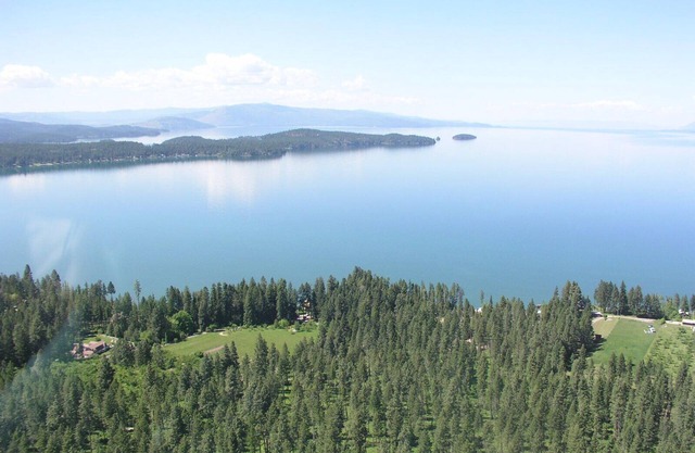 Obstgärten und alte Wälder umgeben dieses Finley Point Home.