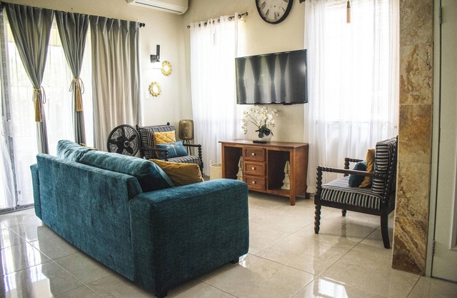 Orchid Home - Charming 2-bedroom house with WiFi and AC in Kingston 6