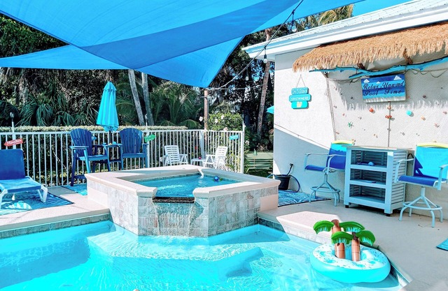 Orchid Island Escape!Walk to beach 2 minut,heated pool & hot tub. Putting green.