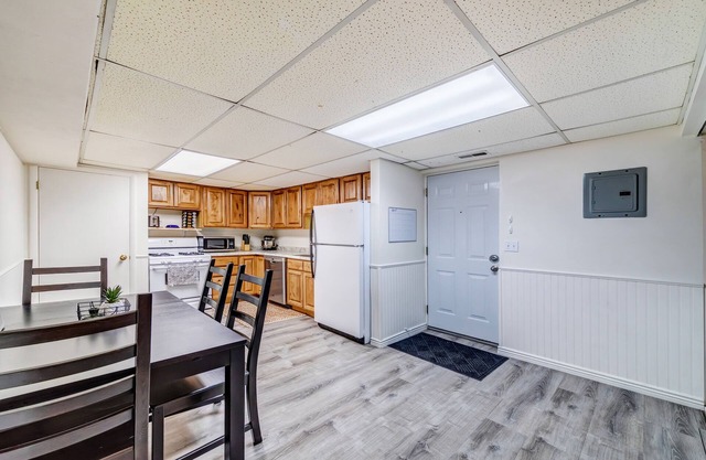 Orem Lower Level Apartment w/ Hot Tub access! 6 minutes to Provo Canyon
