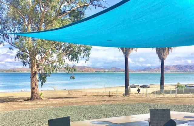 Original Elsinore Lake House, Amazing Lake Views!