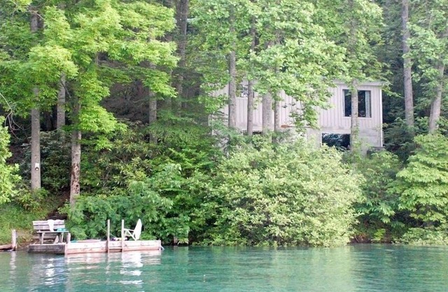 Ursprüngliches Haus, neues privates Dock auf See, nahe öffentliches Boots-Landung.