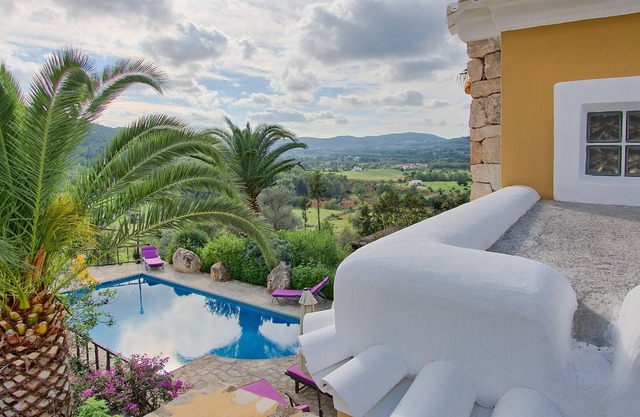 Typisch Ibizenko haus mit Schwimmbad und Blick auf Sonnenuntergang.Liz2015008362