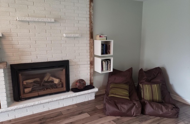 Orillia Oasis w/hot tub & canal-2 minutes from the beach!
