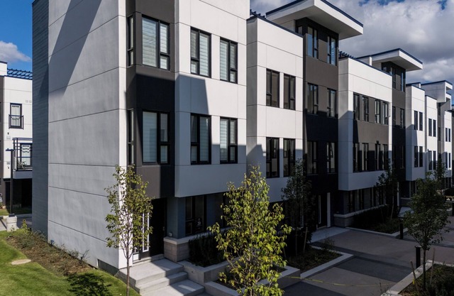 Oriluxstay-Cozy Condo Townhome Just Steps from the Water | Your Perfect Getaway