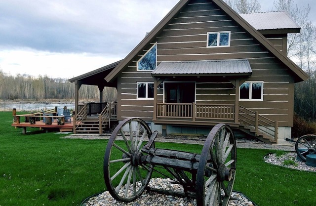 Fischadler Riverfront Cabin
