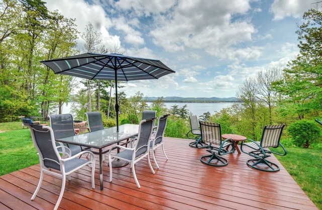 Lakefront Ossipee Cottage w / Screened Porch & Deck!