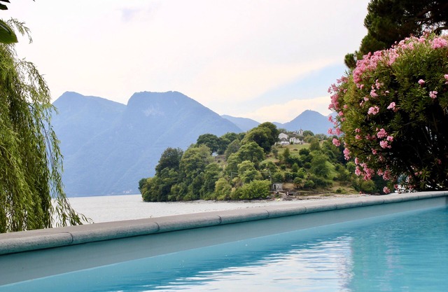 Villa am See mit privatem Garten und Pool. 180 ° Blick auf den See und die Insel
