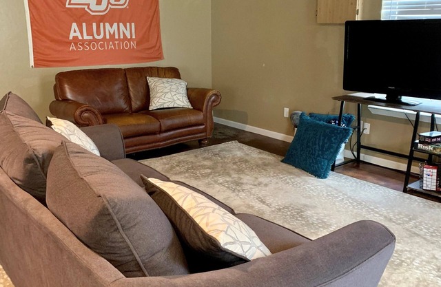 OSU Fan Headquarters- 4 blocks from the Strip, 8 blocks to Campus.