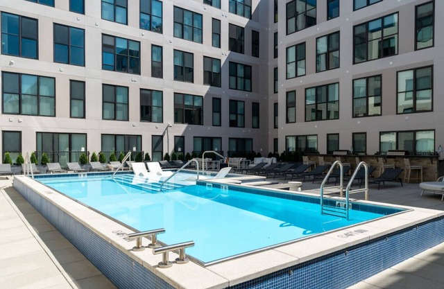 OTR | King Bed | Free On Site Parking | Gym | Pool