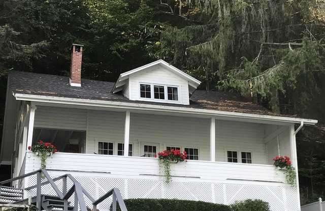 New for 2022 - Lakefront Cottage - Sleeps 6