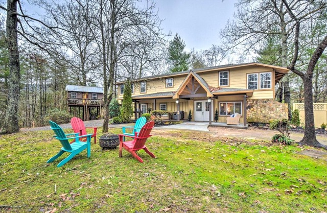 Otto Home with Fire Pit, Tree House and Hot Tub!