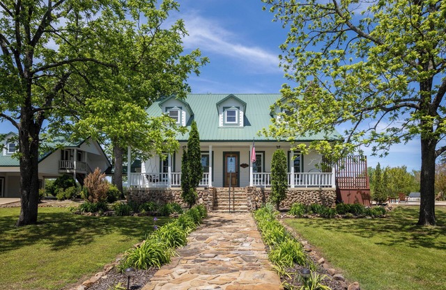 Ouachita Mountains Luxury Retreat on 40+ acres with Pool, Hot Tub, WiFi