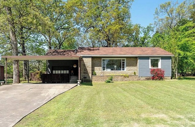 Our home. Nice quiet neighborhood. 8 min from downtown, 5 from super Walmart.