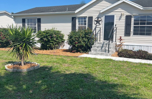“Our Lakeside Oasis” is a Cozy 2-bedroom house in charming Okeechobee.