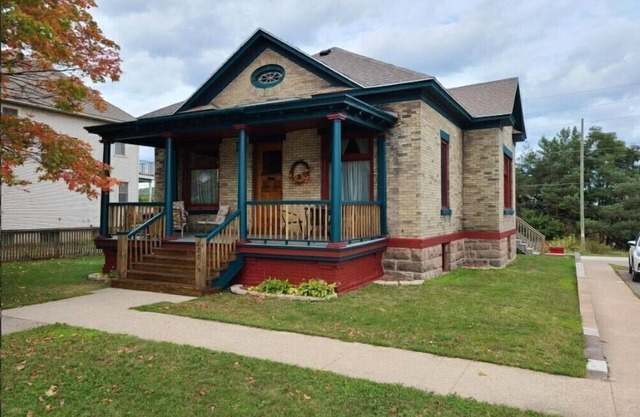 OUR PLACE INN MUNISING- Sun, Sand & Pictured Rocks – Your Perfect Summer Escape!