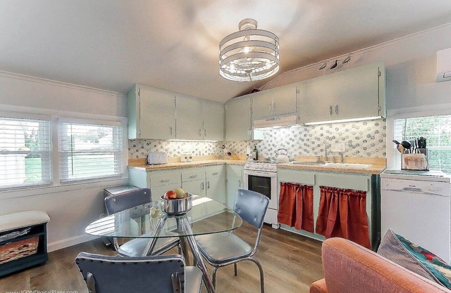 Our Retro chic, cozy studio has a private entrance and set in a quiet neighborhood