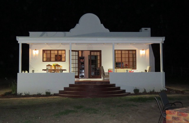 Luxuriöses kapholländisches Cottage mit 2 Schlafzimmern im Bitou-Flusstal "Out of Plett"