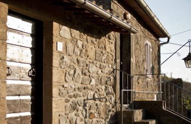 AUS DEM OFEN. Im alten Dorf ein gemütliches Steinhaus auf zwei Ebenen.