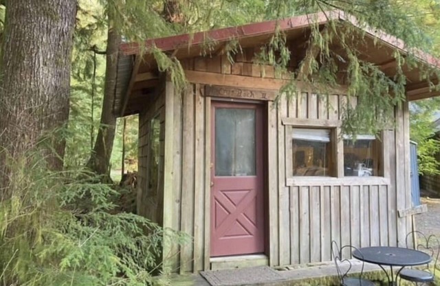 Rustic Cabin Room near Rialto Beach & Hoh Rainforest