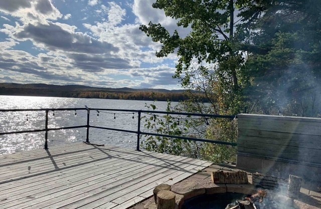 Relaxation and Adventure on Lake Independence