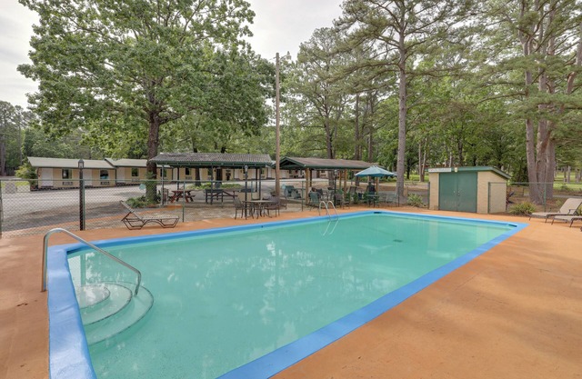 Outdoor Entertainment Areas: Greers Ferry Cottage!