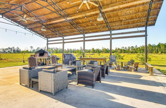 Outdoor Entertainment Area: Fountain Family Home!