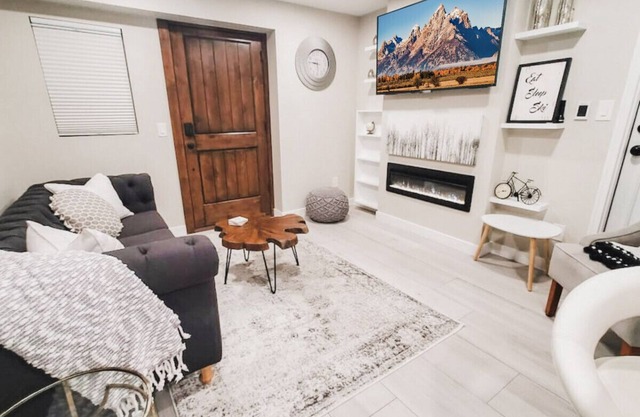Outdoor Enthusiasts enjoy Mountains & Cozy retreat