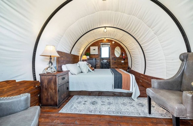 Outdoor Fun Wagon #26 By The Pond w/ 1 King bed and outdoor kitchen