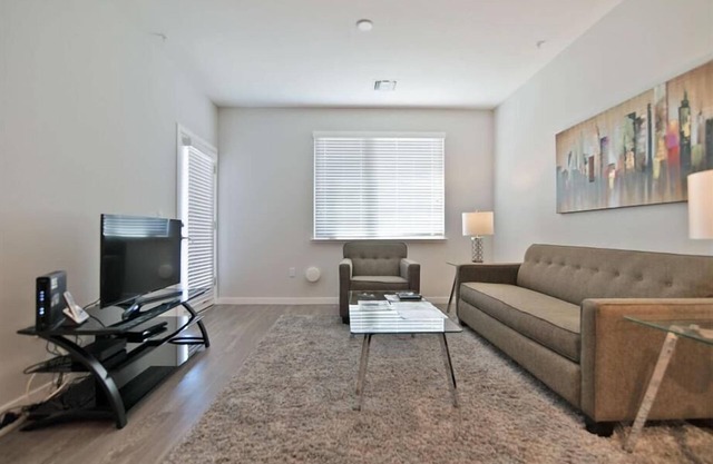 Outdoor Heated Pool & Rooftop | Menlo Park | Baylands