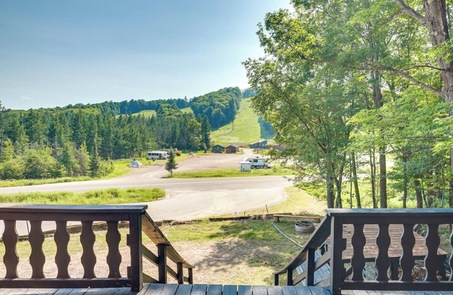 Outdoor Lover's Paradise: Slope-View Cabin!