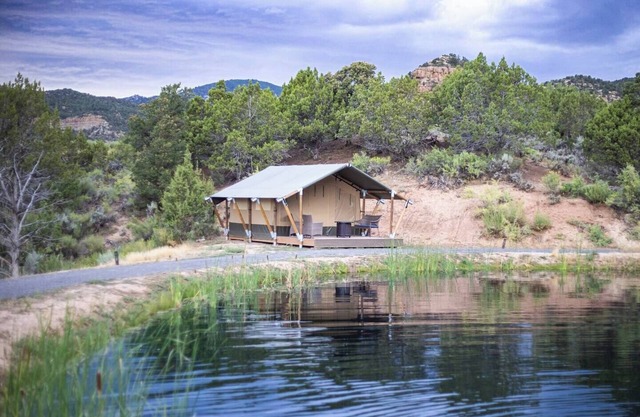 Outdoor Mini-Retreat - Glamping Safari Tent
