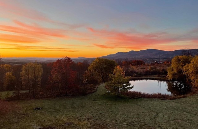 Minutes to Skiing, Hot Tub, Fire Pit, 10 Acres, Mtn Views, Private Pond