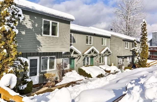 Outdoors/hiking mountain getaway with AC, WiFi
