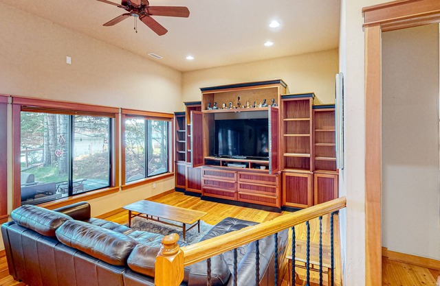 Outdoorsy getaway with dock, kayaks, W/D - mountain and water view