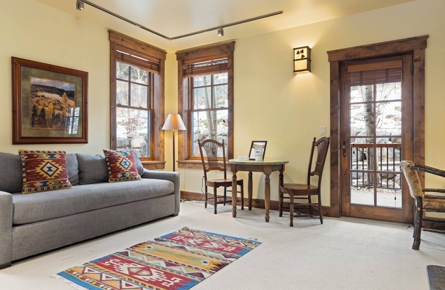 Outpost: Grand View 5020S - Close to Town