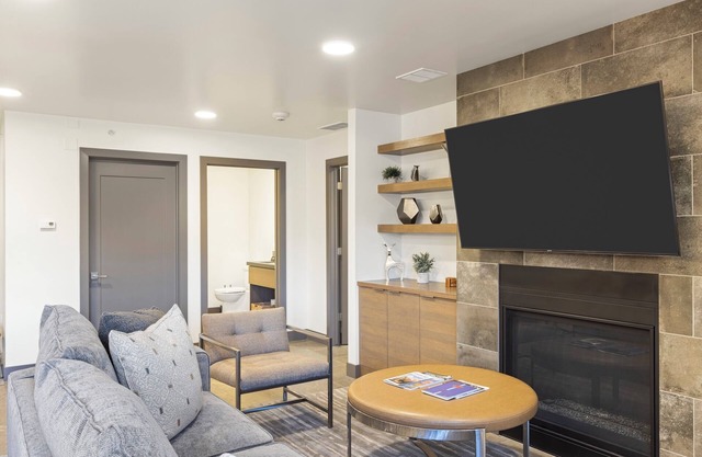 Outpost: Marriott Residence 402 - Close to Town Square!