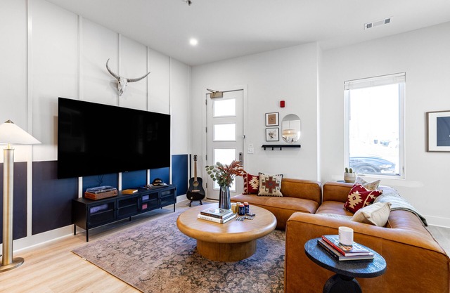 Outrider 104 by AvantStay | Close to Downtown & Broadway | Private Balcony