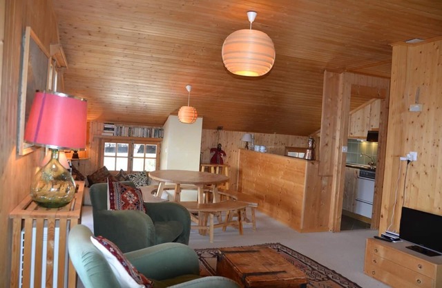 Aussen : Dachwohnung im 2. Stock eines Chalets, für 2-4 Personen, Zugang von der "route du funiculai
