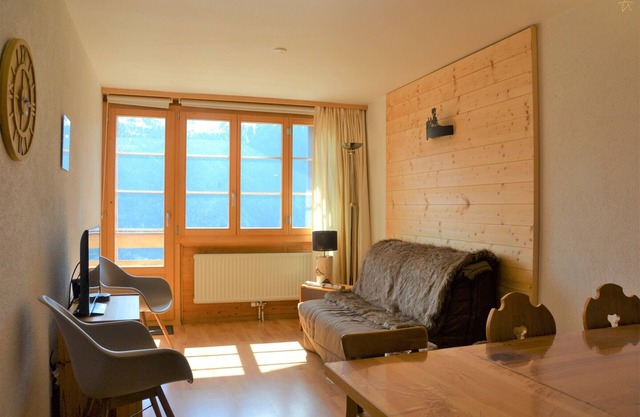 Aussen : Wohnung für 4 Personen im 2. Stock, Balkon -Innen : 45 qm, Wohnraum mit Essecke -Zimmer : 1