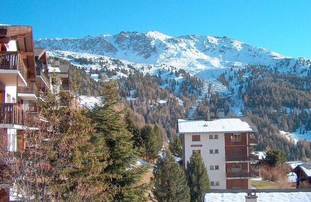 Aussen : Wohnung im 3. Stock eines Gebäudes, in Chandolin, für 2-4 Personen, Balkon mit Gartenmöbeln