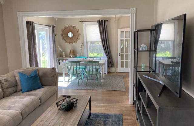🌇Outside Providence! 3-Bed Near Twin River Casino!