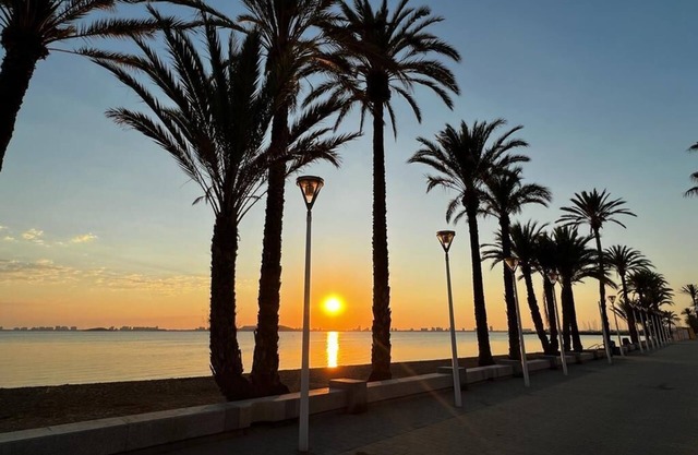 Outstanding 2 bed apartment with rooftop sea views